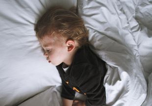 Болезни, ночные кошмары или особенность: почему малыши плачут во сне?
