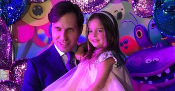 Видео: Дочь Артура Пирожкова поет его песни