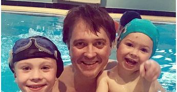 Денис Матросов проводит время с детьми