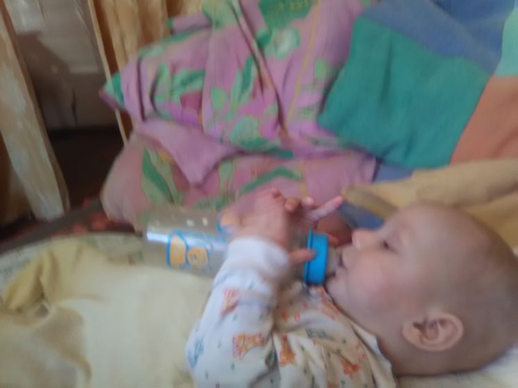 Сыну 4 месяца начинает брать ручками свою бутылочку со смесью и но ещё выпадывает из ручек. Но пытается удерживать.