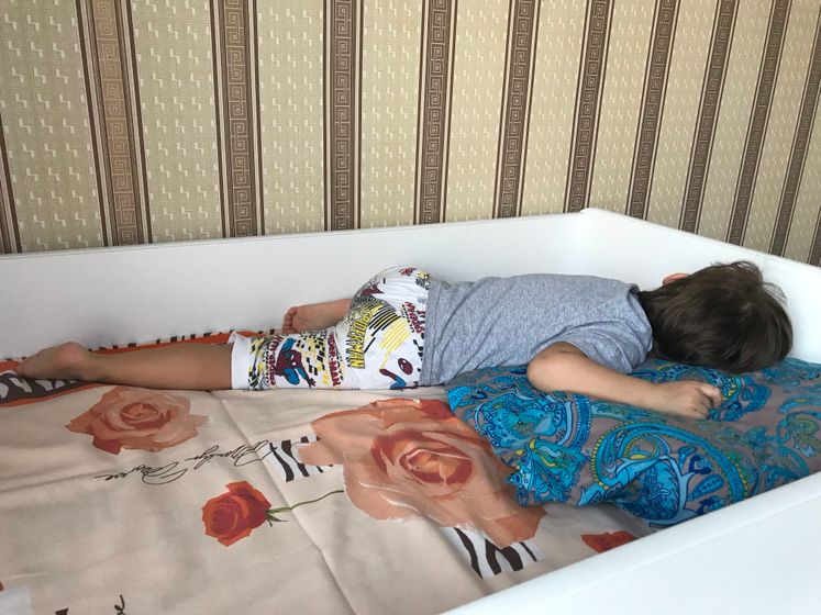 Урааа, спит в кровати 😬😁
