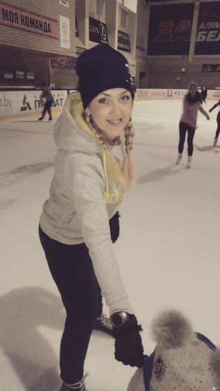 Наш первый выход на лёд! Нам 3.4.Это было что-то....Лада обычно у нас капризная нехачуха))) А тут она была до того сосредоточен…