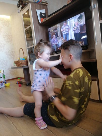 Старший сын удивляется, ставит...