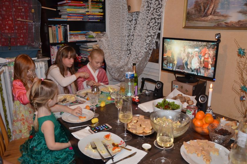 С Новым годом!Счастья,удачи,успехов и океан любви.Обязательно здоровье.