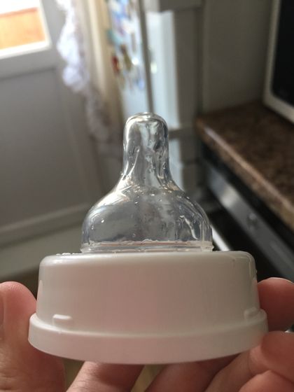 Не берет бутылку не