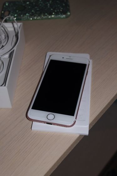 ПРОДАМ iphone 7 rose gold