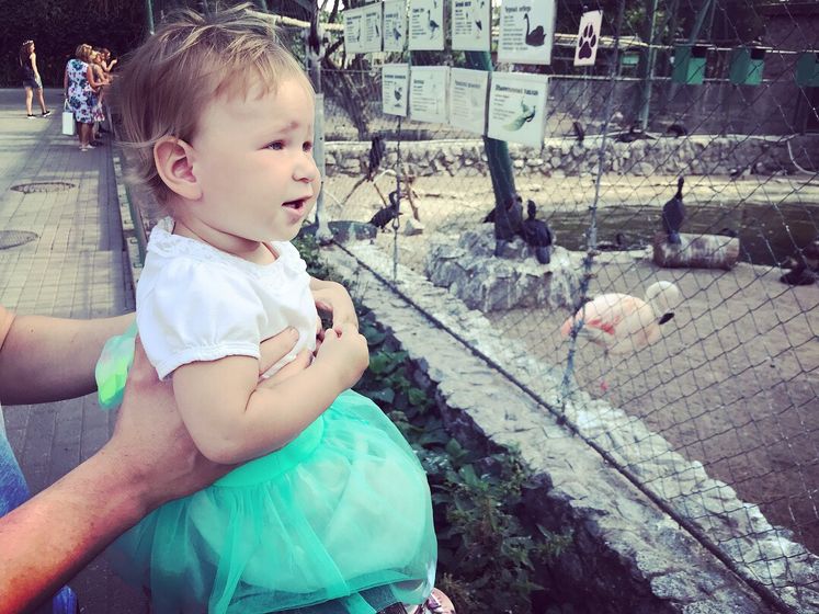 Еве Николаевне 11 месяцев💜🍭💛🍬💚