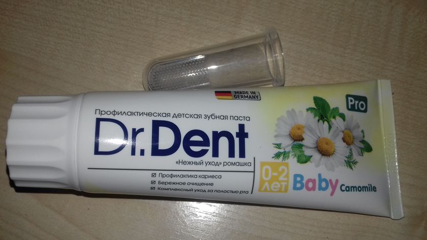 Чистим первые зубы.