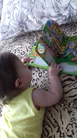 А вашим деткам интересно разглядывать картинки в книжках?