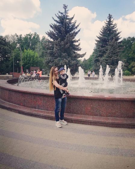 Hепременно кто-то должен держать за руку, когда гаснут фонари внутри..