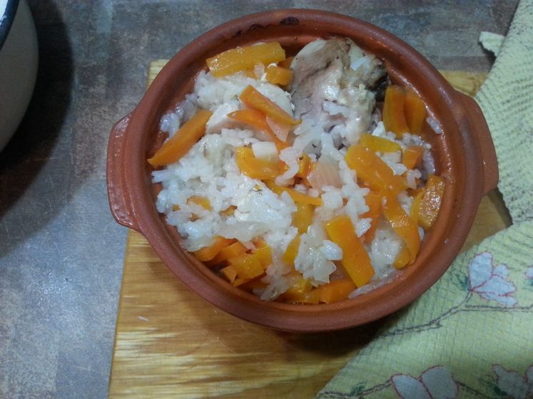 Рис с курицей в горшочках