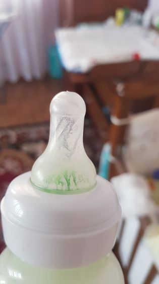 Остатки смеси на бутылке
