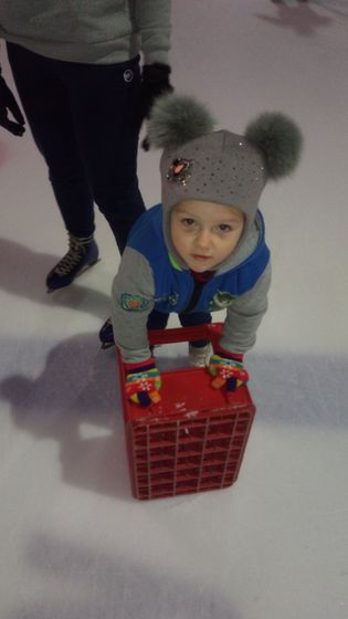 Наш первый выход на лёд! Нам 3.4.Это было что-то....Лада обычно у нас капризная нехачуха))) А тут она была до того сосредоточен…