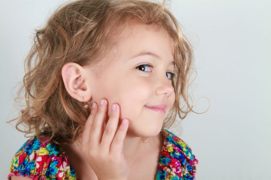 Интересно, а существуют ли сейчас девочки, которым больше 3-5 лет и у них не проколоты уши???