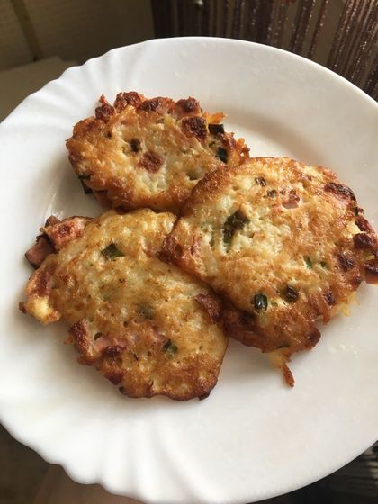 Картофельные драники с колбасой.