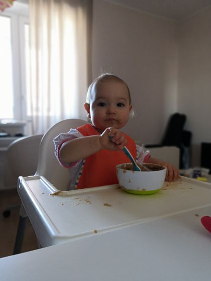 Кушает сама
