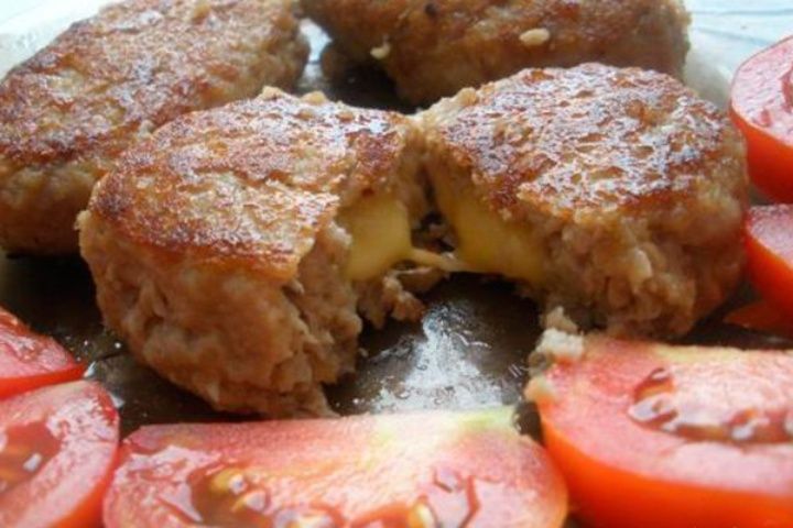 Котлеты с сырной начинкой.