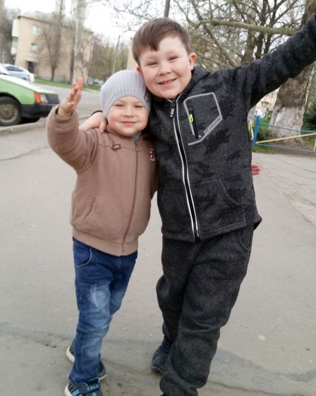 Hепременно кто-то должен держать за руку, когда гаснут фонари внутри..