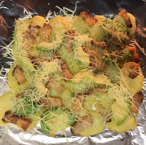 Картофель, запечённый с грудинкой и авокадо