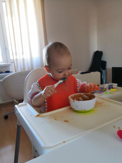Кушает сама