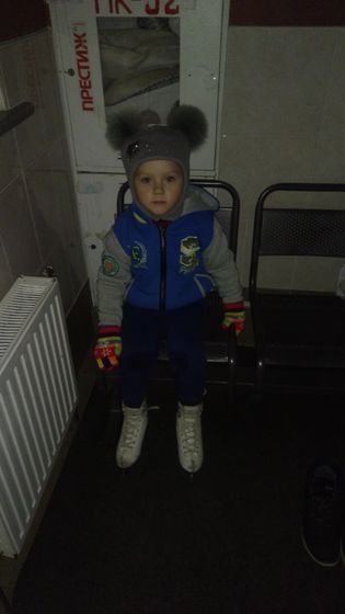 Наш первый выход на лёд! Нам 3.4.Это было что-то....Лада обычно у нас капризная нехачуха))) А тут она была до того сосредоточен…