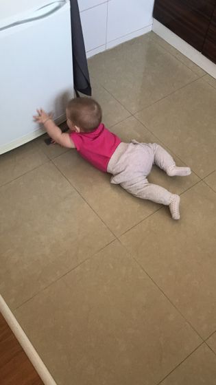 Грязный пол и ребёнок
