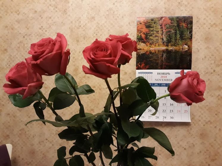 Время медленно шагает И всего один раз в год ...