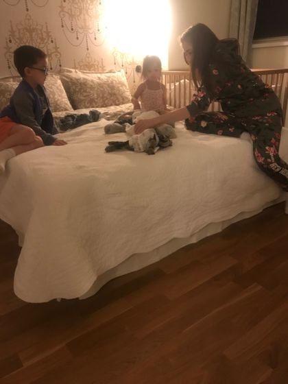 Первые дни, одна с детьми