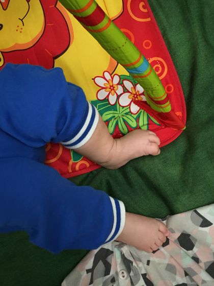 Загибает пальчики ножек Сыночек