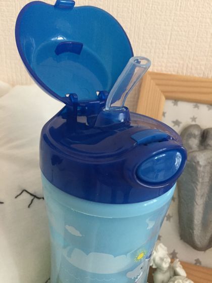Отличный поильник с трубочкой скажу я вам!)