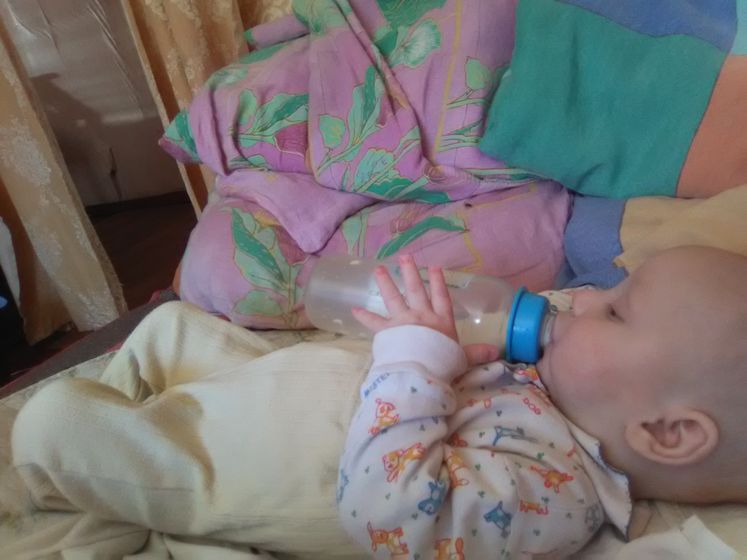 Сыну 4 месяца начинает брать ручками свою бутылочку со смесью и но ещё выпадывает из ручек. Но пытается удерживать.