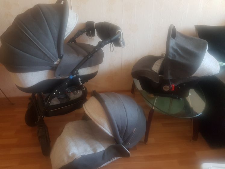 Девочки продаю свою коляску.