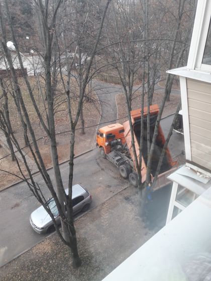 положила ребенка спать на балконе....