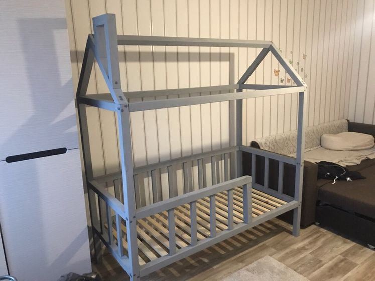 Продаю кроватку домик