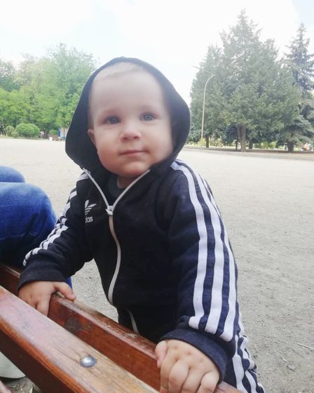 Hепременно кто-то должен держать за руку, когда гаснут фонари внутри..