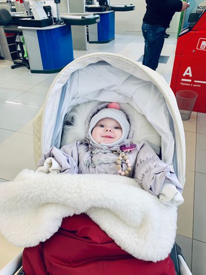 Алене 6 месяцевСидит,ползает,встаёт на