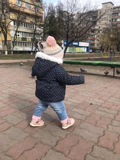 У кого в год дети много говорят ?